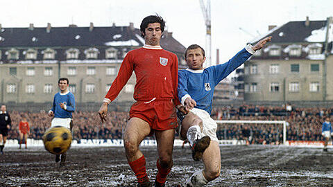 Legendäres Duell: Löwe Perusic im Jahr 1970 gegen Bayern-Stürmer Gerd Müller im Grünwalder. Lesen Sie in der Bilderstrecke, was aus den anderen Meisterlöwen geworden ist!