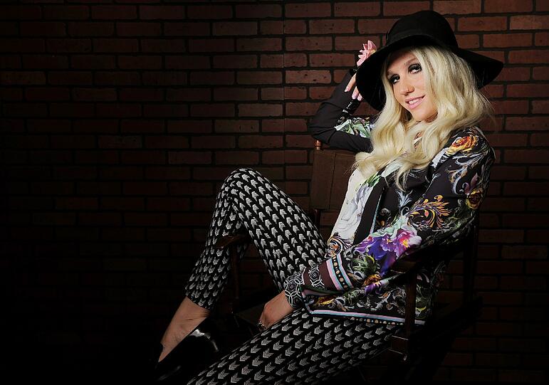 Kesha bei einem Photoshooting zu ihrem Album "Warrior".