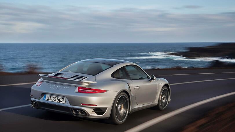Das neue Maß aller Dinge in der 911er-Baureihe: Der Turbo mit 520 PS und deutlich verringertem Verbrauch ist ein Traumauto – zum Preis ab 162 055 Euro. Das neue Maß aller Dinge in der 911er-Baureihe: Der Turbo mit 520 PS und deutlich verringertem Verbrauch ist ein Traumauto – zum Preis ab 162 055 Euro.
