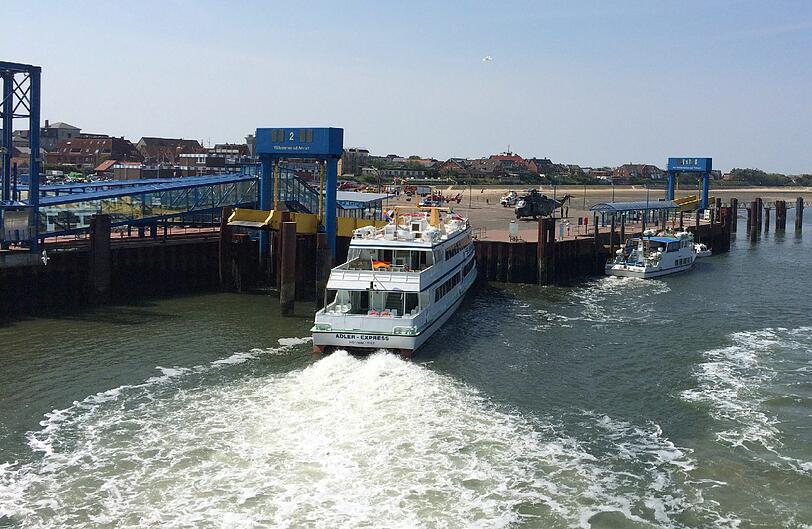 Das Fährschiff «Adler-Express» liegt am 04.06.2014 nach einer Kollision im Hafen der nordfriesischen Insel Amrum (Schleswig-Holstein). Das Fährschiff der Reederei Adler-Schiffe rammte beim Anlegen mit dem Bug den Anleger. Dabei wurden mehrere Menschen verletzt. Foto: Sebastian Engel