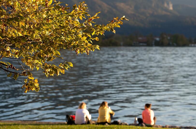 Wie hier am Tegernsee haben Tausende in Deutschland Tausende das sonnige Wochenend-Wetter genossen.