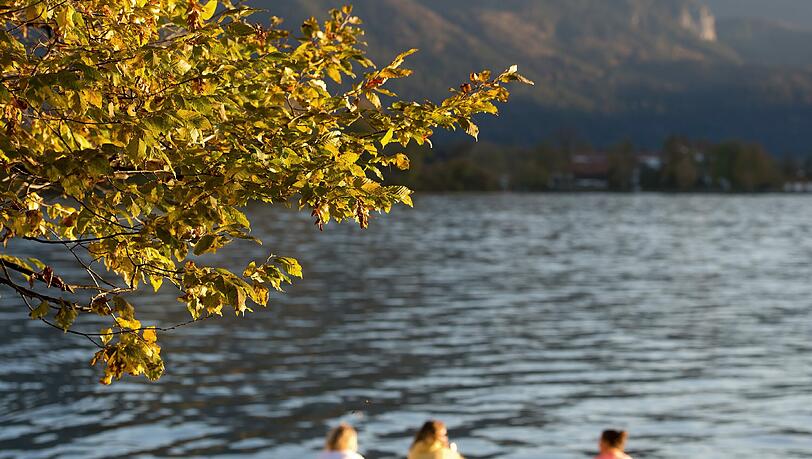 Wie hier am Tegernsee haben Tausende in Deutschland Tausende das sonnige Wochenend-Wetter genossen. Wie hier am Tegernsee haben Tausende in Deutschland Tausende das sonnige Wochenend-Wetter genossen.