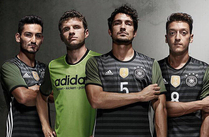 Die deutsche Nationalmannschaft tritt in ihren Auswärtsspielen künftig in revolutionären Wendetrikots auf.