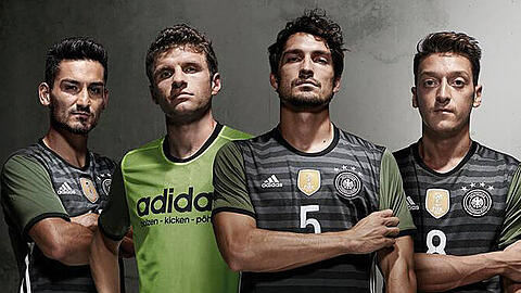 Die deutsche Nationalmannschaft tritt in ihren Auswärtsspielen künftig in revolutionären Wendetrikots auf.