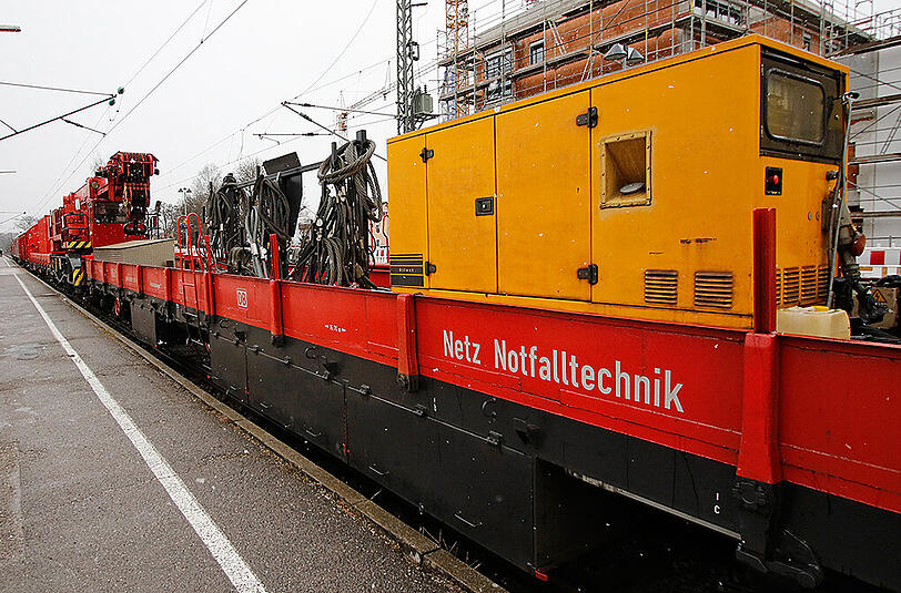 Dieser Spezialkran soll bei der Bergung der ineinander verkeilten Züge helfen.