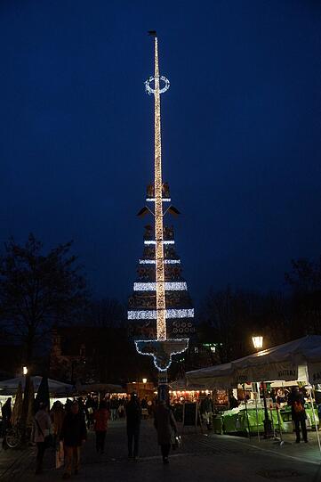 So hell leuchtet der Maibaum am Viktualienmarkt.