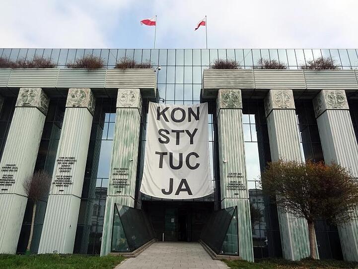 Über dem Eingang des Obersten Gerichts in Warschau hängt ein Banner mit der Aufschrift "Konsytucja" (Verfassung).