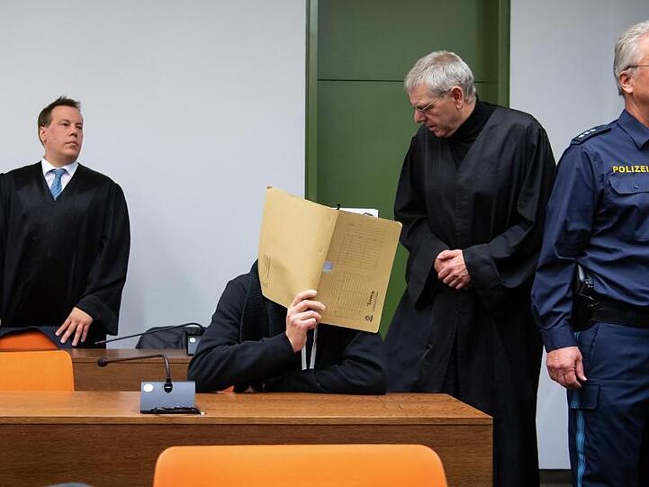 Der wegen versuchten Mordes Angeklagte (2.v.l.)im Sitzungssaal. Foto: Sven Hoppe/dpa