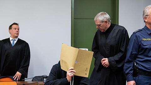 Der wegen versuchten Mordes Angeklagte (2.v.l.)im Sitzungssaal. Foto: Sven Hoppe/dpa