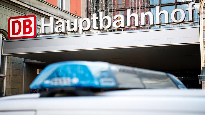 Ein bewaffneter Fahrgast hat am Hauptbahnhof in München einen Polizeieinsatz ausgelöst. (Symbolbild)