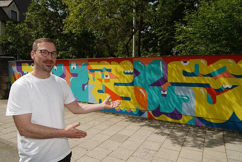 Johannes Brechter hat ein "grafisches Wimmelbild" geschaffen mit Buchstaben und Figuren, so sagt er es selbst. "Jeder kann selbst für sich erkennen, was es für einen bedeutet." Jeder könne darin etwas anderes sehen, das gefalle ihm daran. Der Name des Bilds ist ebenfalls außergewöhnlich: "Phunky Kürlsy".