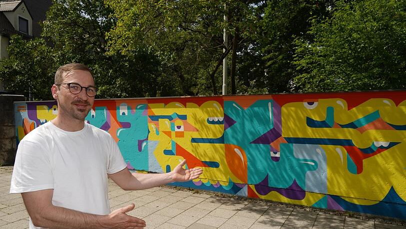 Johannes Brechter hat ein "grafisches Wimmelbild" geschaffen mit Buchstaben und Figuren, so sagt er es selbst. "Jeder kann selbst für sich erkennen, was es für einen bedeutet." Jeder könne darin etwas anderes sehen, das gefalle ihm daran. Der Name des Bilds ist ebenfalls außergewöhnlich: "Phunky Kürlsy". Johannes Brechter hat ein "grafisches Wimmelbild" geschaffen mit Buchstaben und Figuren, so sagt er es selbst. "Jeder kann selbst für sich erkennen, was es für einen bedeutet." Jeder könne darin etwas anderes sehen, das gefalle ihm daran. Der Name des Bilds ist ebenfalls außergewöhnlich: "Phunky Kürlsy".