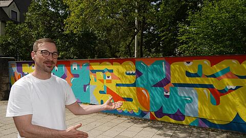 Johannes Brechter hat ein "grafisches Wimmelbild" geschaffen mit Buchstaben und Figuren, so sagt er es selbst. "Jeder kann selbst für sich erkennen, was es für einen bedeutet." Jeder könne darin etwas anderes sehen, das gefalle ihm daran. Der Name des Bilds ist ebenfalls außergewöhnlich: "Phunky Kürlsy".