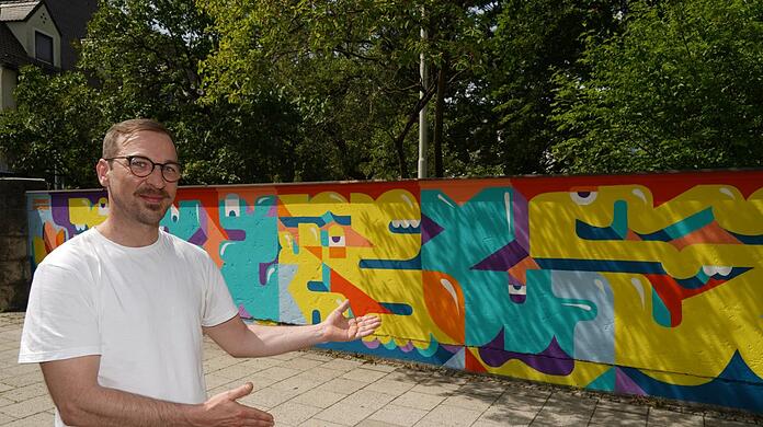 Johannes Brechter hat ein "grafisches Wimmelbild" geschaffen mit Buchstaben und Figuren, so sagt er es selbst. "Jeder kann selbst für sich erkennen, was es für einen bedeutet." Jeder könne darin etwas anderes sehen, das gefalle ihm daran. Der Name des Bilds ist ebenfalls außergewöhnlich: "Phunky Kürlsy".