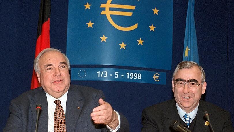 1998: Kanzler Helmut Kohl (l.) mit Bundesfinanzminister Theo Waigel. 1998: Kanzler Helmut Kohl (l.) mit Bundesfinanzminister Theo Waigel.