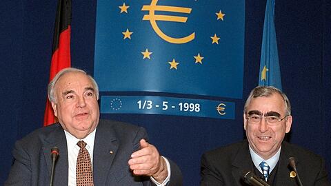 1998: Kanzler Helmut Kohl (l.) mit Bundesfinanzminister Theo Waigel.