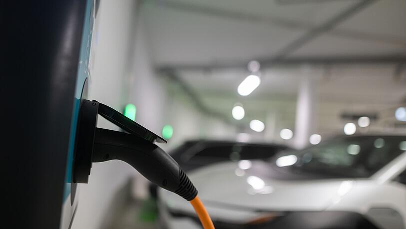Die Bundesregierung bringt ein neues F&ouml;rderprogramm f&uuml;r das Laden von E-Autos in Mehrfamilienh&auml;usern an den Start