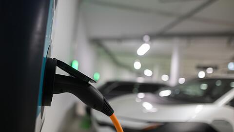 Die Bundesregierung bringt ein neues F&ouml;rderprogramm f&uuml;r das Laden von E-Autos in Mehrfamilienh&auml;usern an den Start