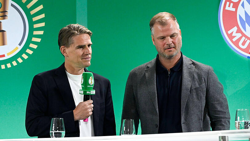 Christoph Freund und Stuttgarts Sportdirektor Fabian Wohlgemuth beim Cup Handover in Berlin.