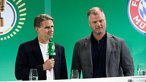 Christoph Freund und Stuttgarts Sportdirektor Fabian Wohlgemuth beim Cup Handover in Berlin.