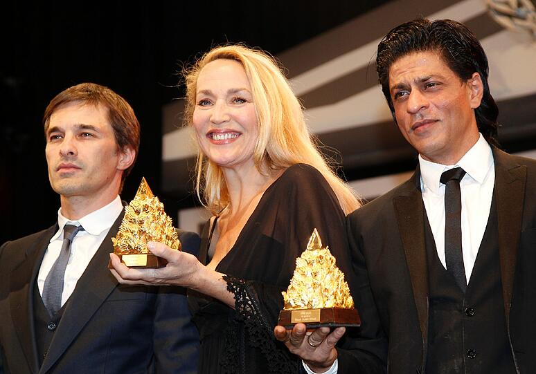 Der indische Schauspieler Shah Rukh Khan (v.r.), das US-amerikanische Fotomodell und Schauspielerin Jerry Hall und der franzoesische Schauspieler Olivier Martinez posieren