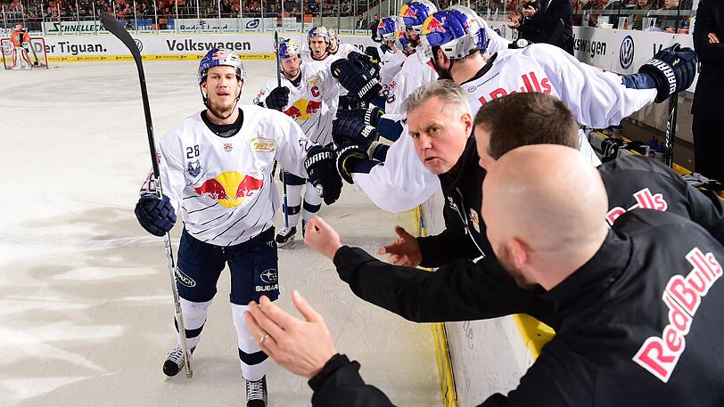 Der EHC Red Bull München um Siegtorschütze Frank Mauer (l.) feiert den 3:2-Erfolg im zweiten Finalspiel bei den Grizzlys Wolfsburg.