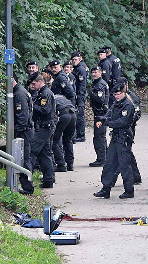 Ein zunächst verbaler Streit zwischen zwei Männern in München ist für einen der beiden tödlich ausgegangen. Die Auseinandersetzung sei am Freitagnachmittag in einen "massiven Angriff" gegipfelt, teilte die Polizei mit.