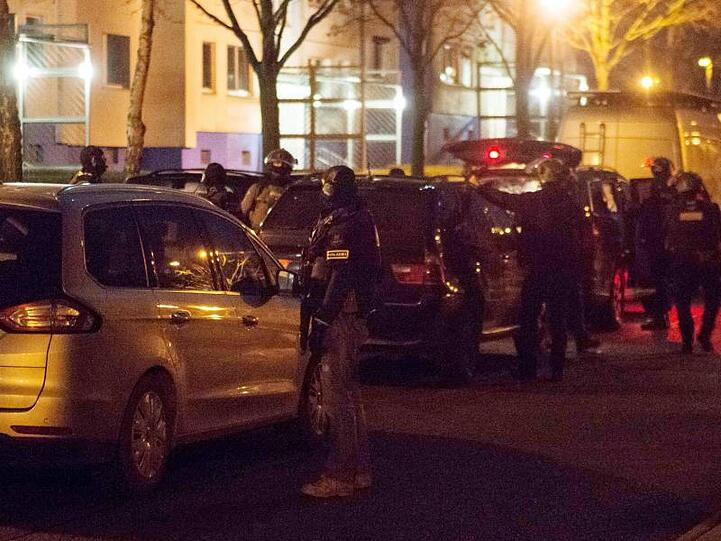 Zugrif in Marzahn-Hellersdorf: Wegen des Verdachts der Vorbereitung einer schweren staatsgefährdenden Gewalttat gibt es derzeit Razzien in mehreren Bundesländern.