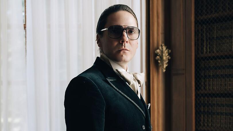 Daniel Brühl wird für "Becoming Karl Lagerfeld" zu Modezar Karl Lagerfeld.