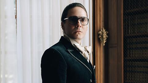 Daniel Brühl wird für "Becoming Karl Lagerfeld" zu Modezar Karl Lagerfeld.