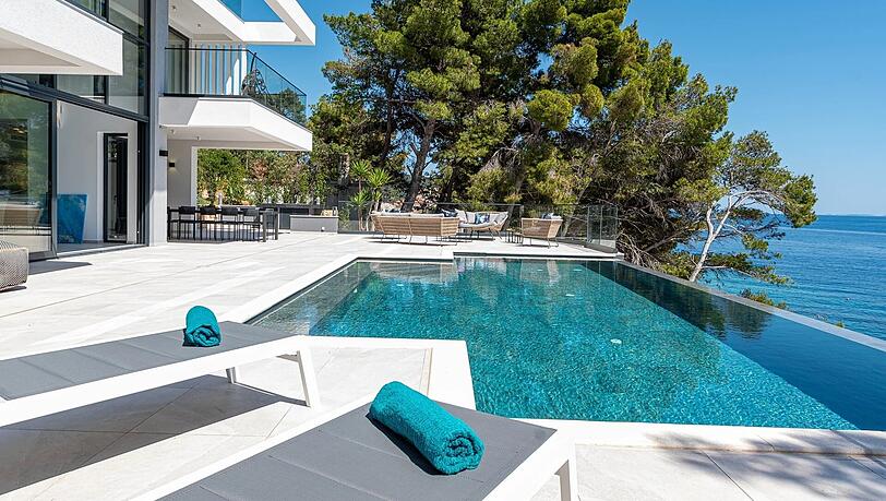Genießen Sie die Ruhe und Ihre Privatsphäre in einer der Villen - hier am Infinity Pool der Villa Sansarea mit einem fantastischen Ausblick aufs Meer. Genießen Sie die Ruhe und Ihre Privatsphäre in einer der Villen - hier am Infinity Pool der Villa Sansarea mit einem fantastischen Ausblick aufs Meer.