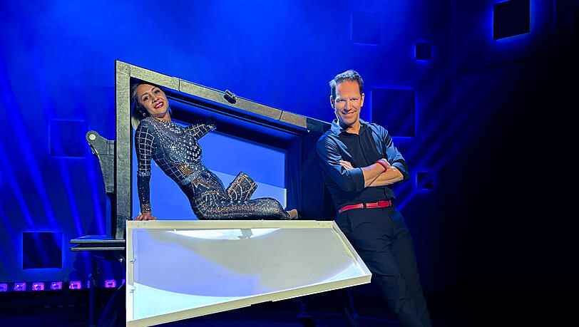 Alexander Krist mit einer seiner charmanten Assistentinnen