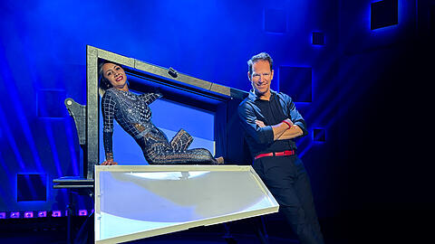 Alexander Krist mit einer seiner charmanten Assistentinnen