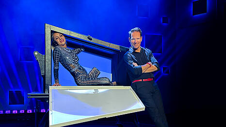 Alexander Krist mit einer seiner charmanten Assistentinnen