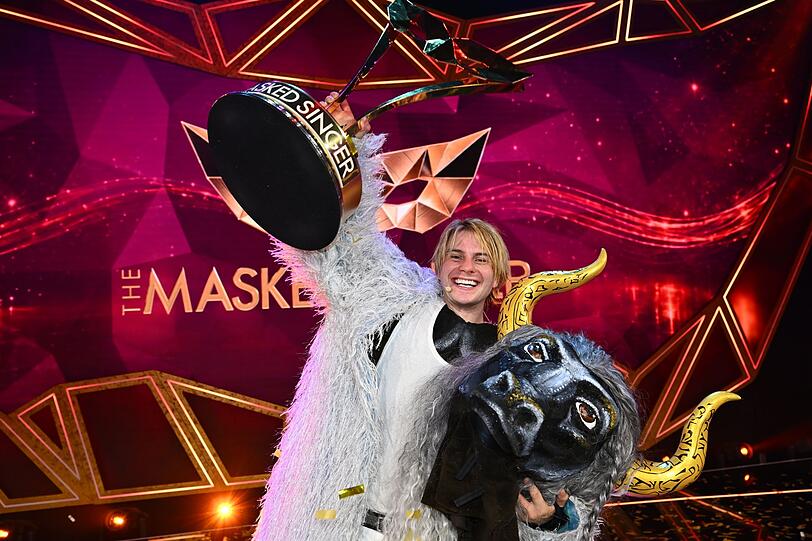 Beim Erinnerungsfoto mit Sieger Vincent Grooss war die Trophäe wieder zusammengeklöppelt. Vorher hatte sie Moderator Matthias Opdenhövel leicht lädiert. Beim Erinnerungsfoto mit Sieger Vincent Grooss war die Trophäe wieder zusammengeklöppelt. Vorher hatte sie Moderator Matthias Opdenhövel leicht lädiert.