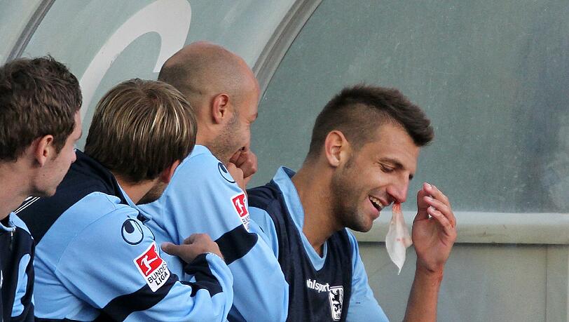 Beim 0:0 im Test gegen Austria muss Guillermo Vallori mit viel Blut am Kopf vom Feld. Die Löwen-Fans befürchten schnell schlimmstes Beim 0:0 im Test gegen Austria muss Guillermo Vallori mit viel Blut am Kopf vom Feld. Die Löwen-Fans befürchten schnell schlimmstes