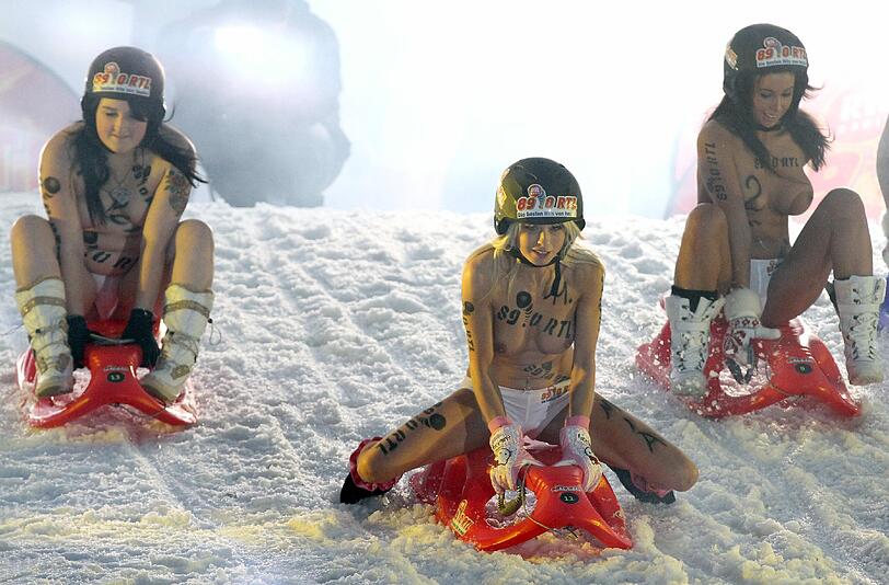 Nacktrodeln sorgt für Spaß im Harz: 25 000 Besucher ließen sich das Spektakel im vergangenen Jahr nicht entgehen - mit dabei: das schwedische Topmodel Markus Schenkenberg.