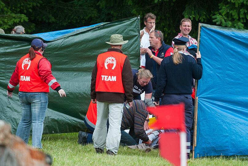 Der ledige Reiter, der von Mutter, Schwester und Bruder nach Luhmühlen begleitet worden war, wurde mit einem Rettungshubschrauber in das Unfallkrankenhaus Hamburg-Boberg geflogen. Dort konnte sein Leben aber nicht mehr gerettet werden.