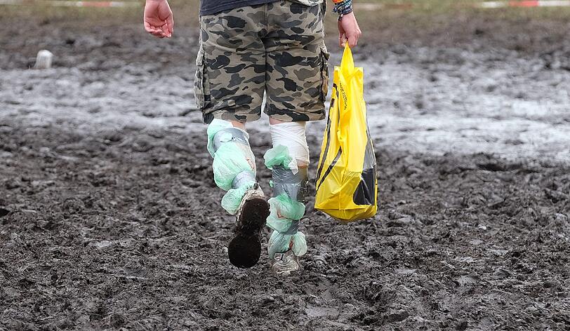 So ein Dreck! Das Wacken Open Air 2015 wird wohl ein schlammiges Unterfangen werden. Am Donnerstag geht's offiziell los, die ersten Metalfans sind schon da. Die Bilder aus Wacken.