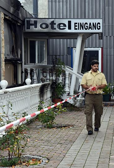 In Ingolstadt sind in einem früheren Hotel, das jetzt als Flüchtlingsheim genutzt wird, vier Menschen bei einem Brand verletzt worden.