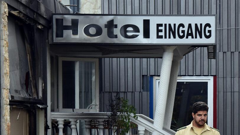In Ingolstadt sind in einem früheren Hotel, das jetzt als Flüchtlingsheim genutzt wird, vier Menschen bei einem Brand verletzt worden. In Ingolstadt sind in einem früheren Hotel, das jetzt als Flüchtlingsheim genutzt wird, vier Menschen bei einem Brand verletzt worden.