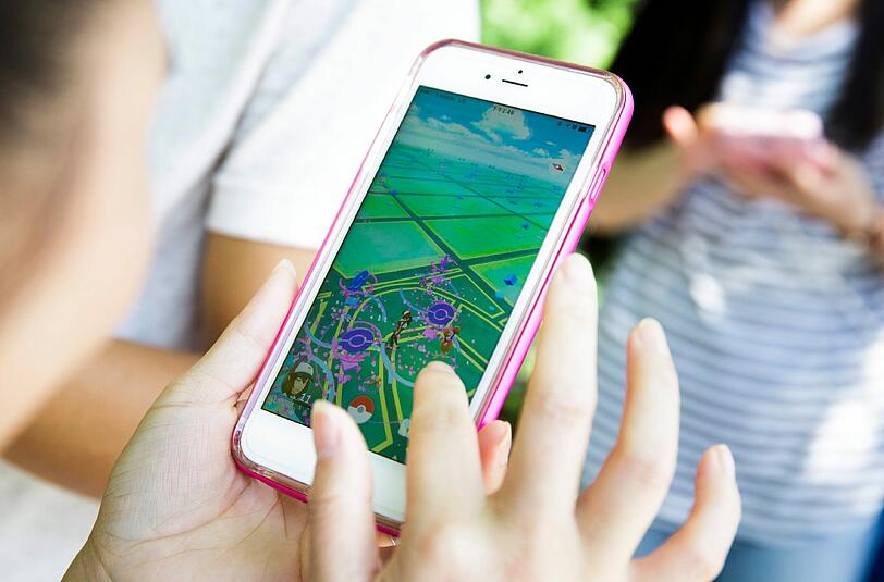 An Pokéstops, also Orte in der Umgebung wie zum Beispiel Gedenkstätten und Sehenswürdigkeiten, können Belohnungen eingesammelt werden.