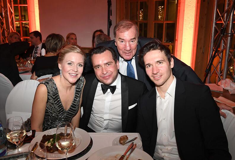 Ehepaar Raudies mit Felix Neureuther und Frank Fleschenberg, Eagles Präsident, beim Dinner.