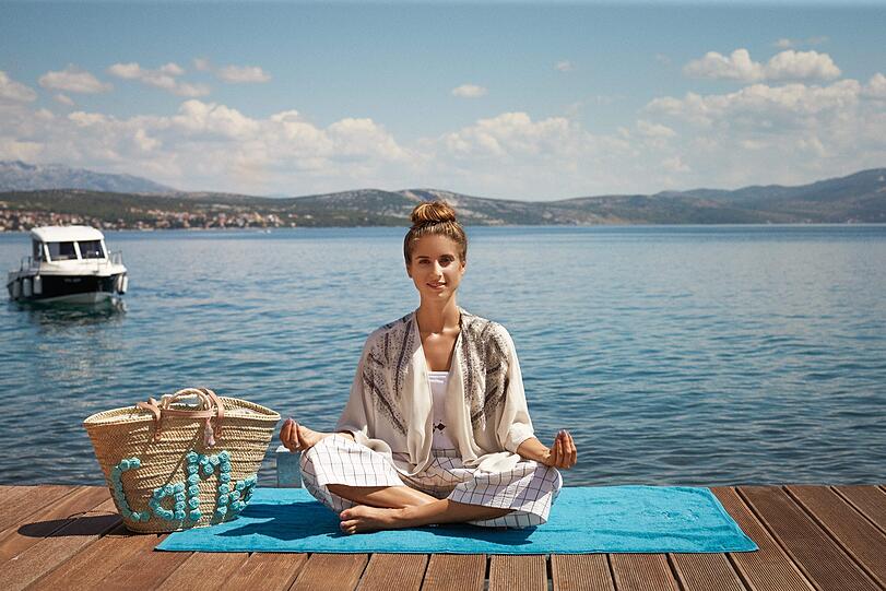 Cathy Hummels macht Yoga am liebsten direkt am Steg