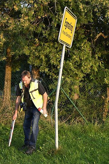 Der Motorradfahrer kollidierte mit dem Ortsschild. Er starb noch an der Unfallstelle.