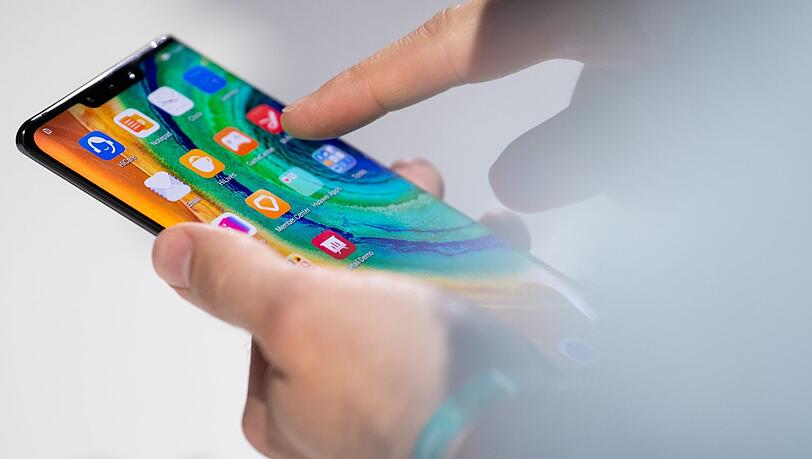 Ein 20-Jähriger steht wegen Handy-Betrügereien vor Gericht. (Symbolbild) Ein 20-Jähriger steht wegen Handy-Betrügereien vor Gericht. (Symbolbild)