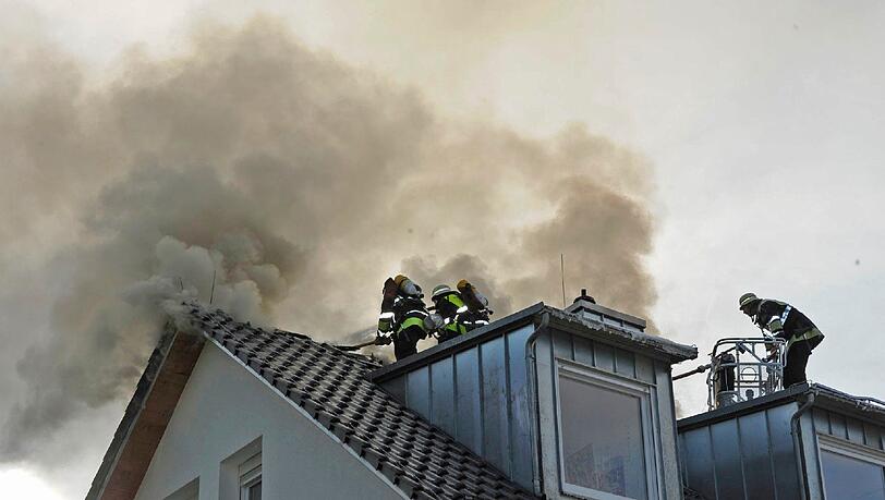 Drei Studen waren die Helfer im Einsatz. Vier Menschen waren zuvor aus dem Gebäude nach draußen geflüchtet. Drei Studen waren die Helfer im Einsatz. Vier Menschen waren zuvor aus dem Gebäude nach draußen geflüchtet.