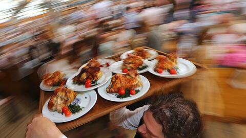 Auch nach Wiesn können Sie Bier- und Hendlmarken noch einlösen.