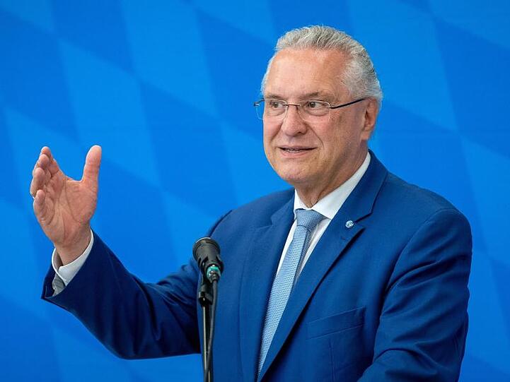 Joachim Herrmann spricht bei einer Pressekonferenz. Foto: Sina Schuldt/dpa