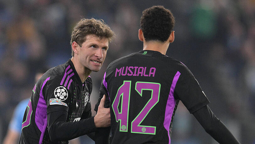 Thomas Müller (li.) weiß genau, was Jamal Musiala noch verbessern kann.